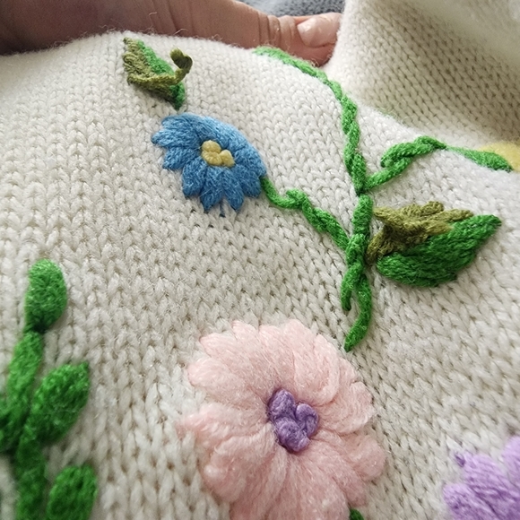 1970s white vest with embroidered flowers - Picture 8 of 9